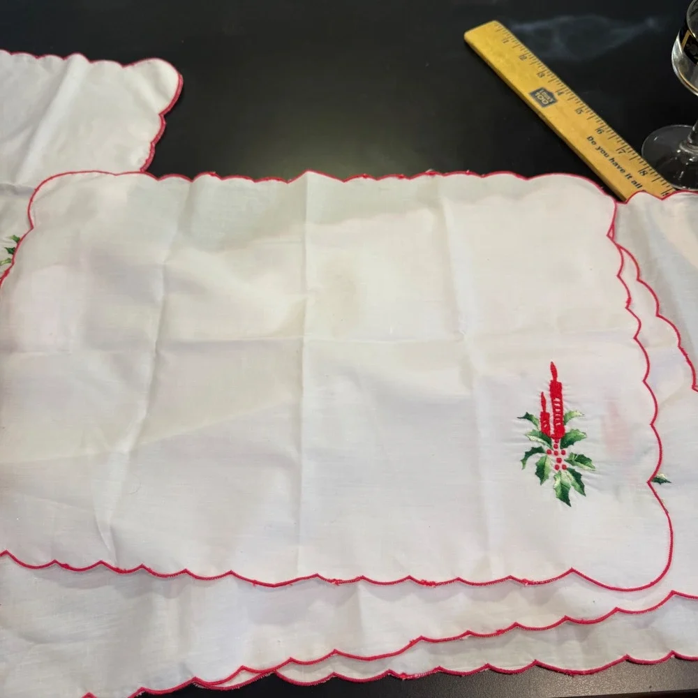 Vintage Christmas Placemats Set 4 White Red Scalloped Embroidered Candle Holly